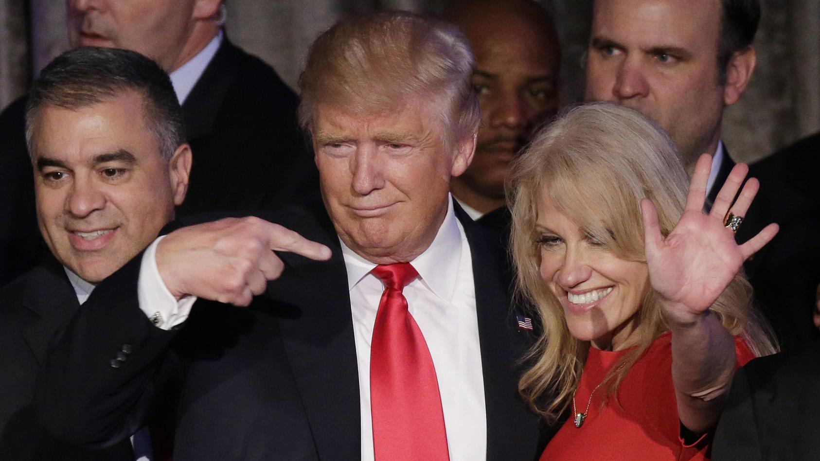  USA-Wahlen - Donald Trump tritt nach Wahlsieg vor seine Anhänger President-elect of the United States Donald Trump points to campaign manager Kellyanne Conway after making his acceptance speech at the New York Hilton Midtown on November 8, 2016 in N