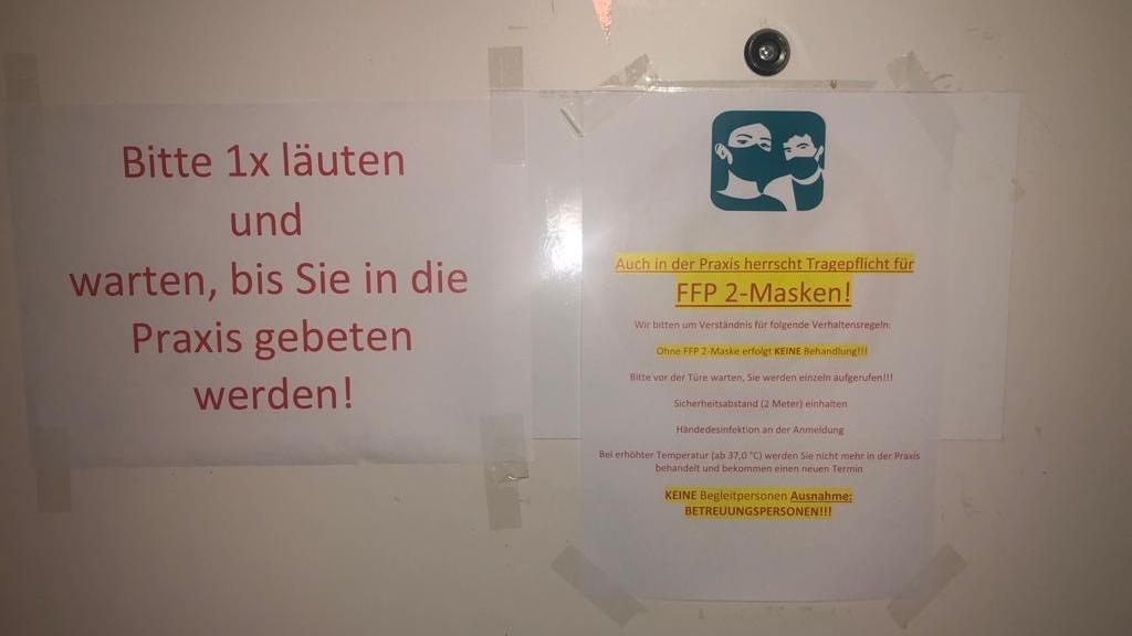 Inzwischen wurde das Schild ausgetauscht: Einen Maskenpflicht für Säuglinge taucht auf dem neuen Aushang nicht mehr auf.