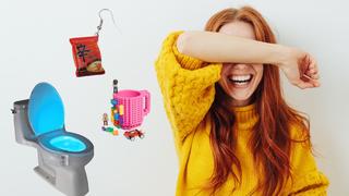 Frau lacht über verrückte Amazon-Produkte