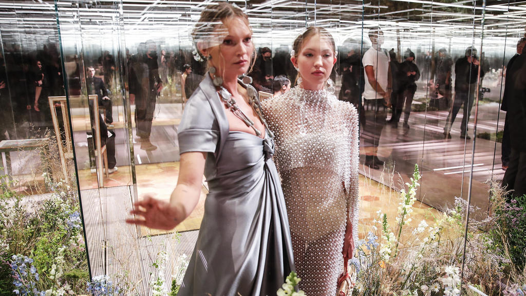 Kate und Lila Moss präsentieren High Fashion in einem Glaskasten auf der Pariser Fashion Week.