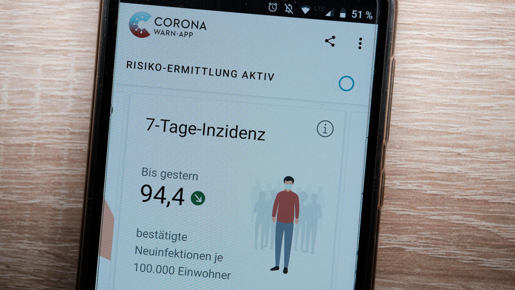 Tuebingen Corona-Warn-App in neuer Version 1.11, 29.01.2021 Die Corona-Warn-App in neuer Version 1.11 auf einem Smartphone. Nun werden bestaetigte Neuinfektionen, warnende Personen, 7-Tage-Inzidenz und 7-Tage-R-Wert angezeigt. 29.01.2021 *** Tuebinge