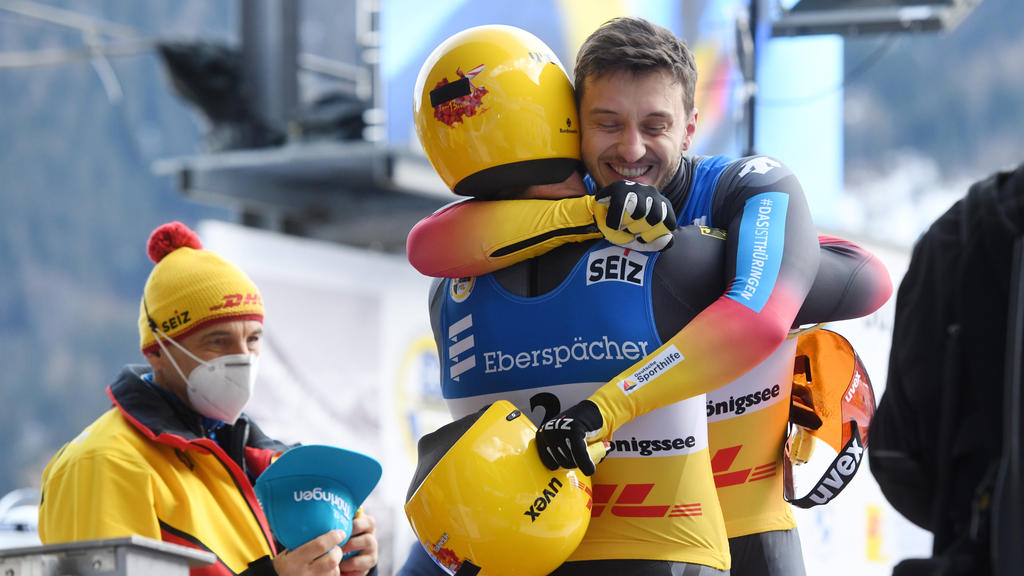 30.01.2021, Bayern, Schönau Am Königssee: Rodeln: Weltmeisterschaft, Zweisitzer, Männer: Die deutschen Rennrodler Toni Eggert (l) und Sascha Benecken umarmen sich nach dem Rennen auf der Kunsteisbahn am Königssee. Eggert und Benecken belegen Platz ei
