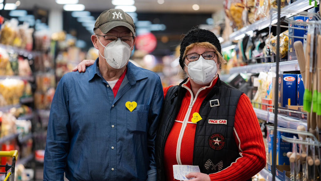 29.01.2021, Bayern, Volkach: Die beiden Freunde Heinz und Lucia nehmen am "Single-Shopping" in einem Supermarkt in Volkach teil. Jeden Freitag findet in einem Supermarkt in Volkach von 18 bis 20 Uhr das "Single-Shopping" statt. Singles kleben sich wä