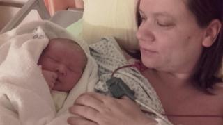 Jenny Simon mit ihrem Sohn Maximilian nach der Geburt
