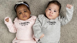 Die Zwillingsmädchen von Kayleigh Okotie haben unterschiedliche Hautfarben