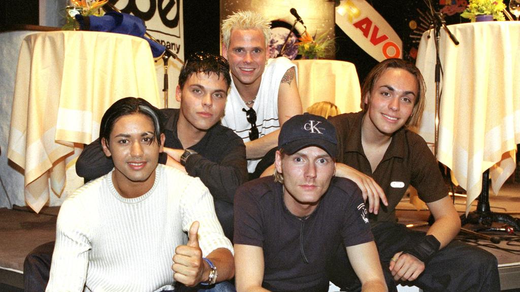 Die Teenie-Gruppe Touche 1998 in der Studiodekoration für die "Bravo All Stars".