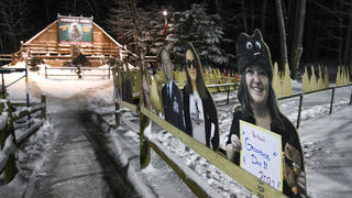 02.02.2021, USA, Punxsutawney: Pappausschnitte von Murmeltierliebhabern schmücken Gobbler's Knob für die 135. Feier des Murmeltiertages in Punxsutawney, Pa., Dienstag, 2. Februar 2021. Die diesjährige Veranstaltung fand wegen möglicher COVID-19-Risiken ohne Teilnehmer statt. Foto: Barry Reeger/FR171704 AP/dpa +++ dpa-Bildfunk +++