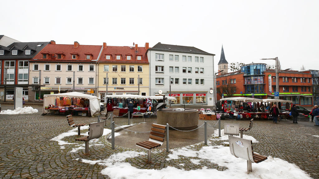 02.01.2021, Thüringen, Erfurt: Nur wenige Menschen sind auf dem Marktplatz in der Innenstadt unterwegs. In Thüringen sind die Inzidenzzahlen weiterhin am höchsten in Deutschland. Foto: Bodo Schackow/dpa-Zentralbild/dpa +++ dpa-Bildfunk +++
