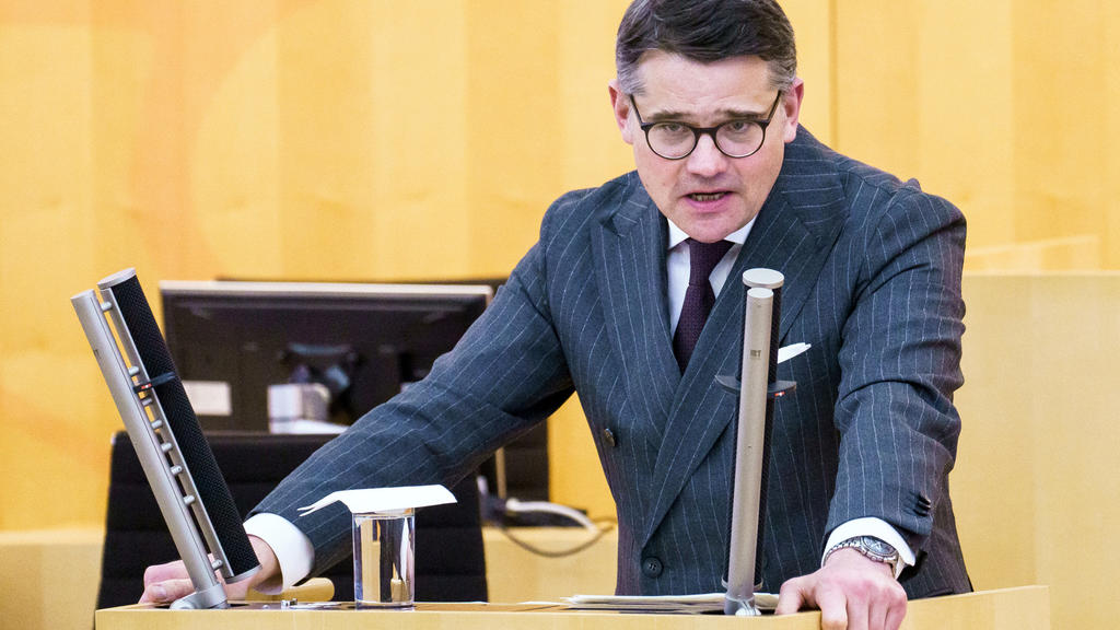 02.02.2021, Hessen, Wiesbaden: Boris Rhein (CDU), Präsident des Landtages in Hessen, hält die Rede zur Gedenkveranstaltung. Der Hessische Landtag hat der Opfer des rassistisch motivierten Anschlags im Februar 2020 in Hanau gedacht. Angehörige und Übe