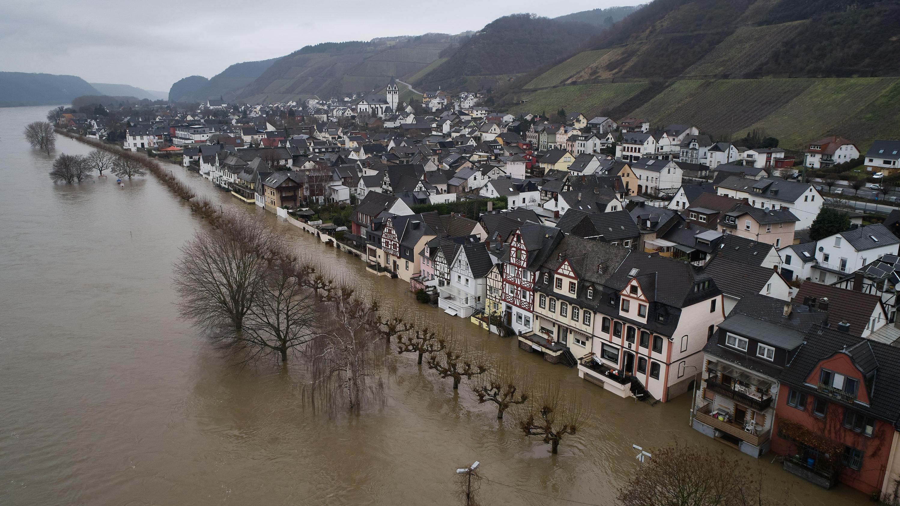 Hochwasser In Deutschland Die Pegel Verharren Auf Hohem Niveau