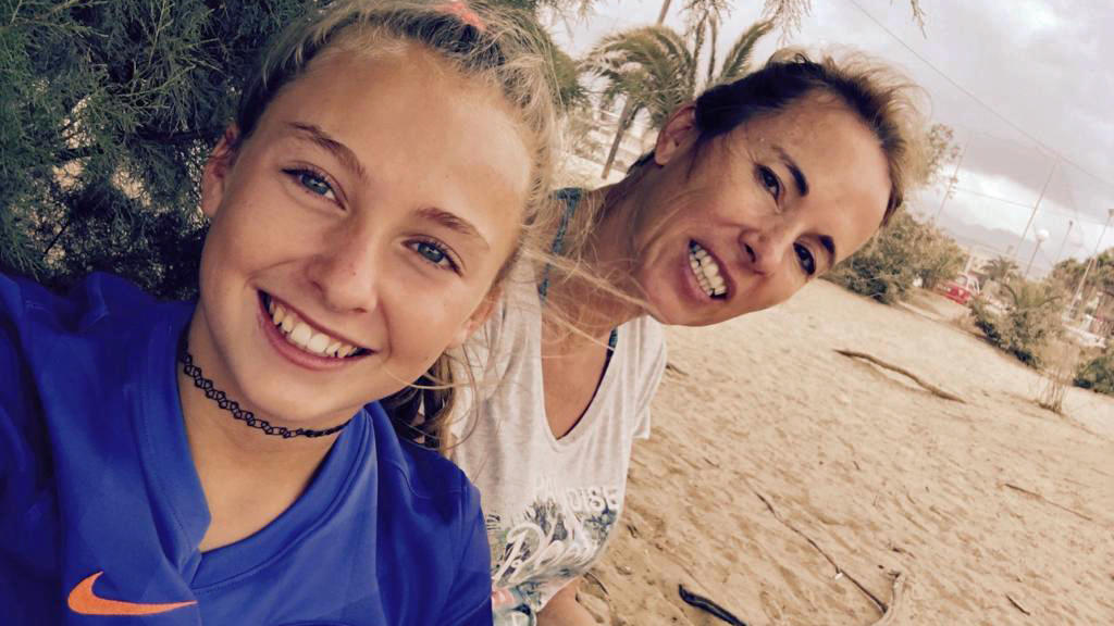 Eva mit ihrer Mutter im Urlaub.