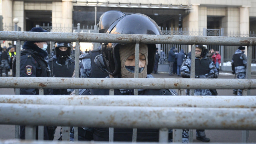 02.02.2021, Russland, Moskau: Polizisten bewachen ein Gebäude, wo ein Gericht einen Antrag des russischen Gefängnisdienstes prüfen wird, die Bewährungsstrafe des russischen Oppositionsführers Alexej Nawalny von der 2014 strafrechtliche Verurteilung i