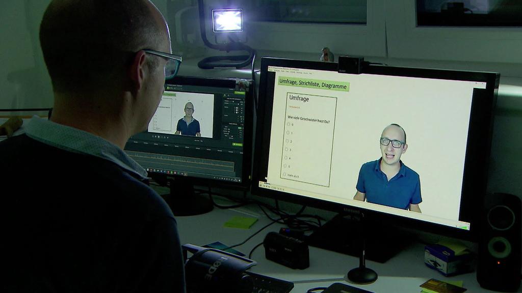 Sebastian Schmidt arbeitet an einem Video für seine Schüler.