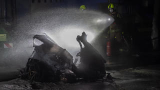 03.02.2021, Berlin: Einsatzkräfte der Feuerwehr löschen am Treptower Park ein Autowrack. Bei einem schweren Autounfall in Berlin-Treptow ist ein Mensch ums Leben gekommen, drei weitere wurden schwer verletzt. Foto: Paul Zinken/dpa +++ dpa-Bildfunk +++