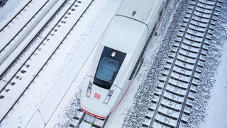 30.01.2021, Hamburg: Ein ICE fährt auf einem verschneiten Gleis. Foto: Daniel Bockwoldt/dpa +++ dpa-Bildfunk +++