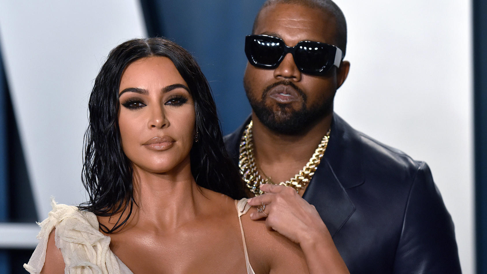  Kim Kardashian L and Kanye West arrive for the Vanity Fair Oscar party at the Wallis Annenberg Center for the Performing Arts in Beverly Hills, California on February 9, 2020. PUBLICATIONxINxGERxSUIxAUTxHUNxONLY LAP202002090811 CHRISxCHEW