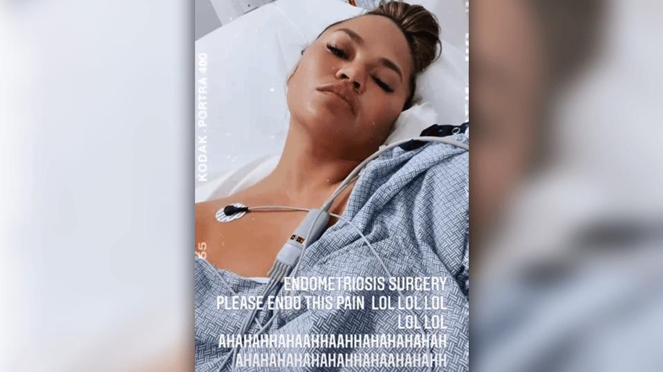 Chrissy Teigen gibt bei Instagram ein Update aus der Klinik.