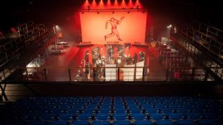 04.02.2021, Bremen: Die Berliner Band Milliarden probt im Veranstaltungszentrum Pier2 für den Auftritt ohne Zuschauer am folgenden Tag. Bremen geht mit dem Projekt Club100 einen besonderen Weg, um der Live-Branche in der Corona-Krise neues Leben einzuhauchen. Rund 30 Konzerte sind bis Ende Mai geplant, weitere sollen dazukommen. Je nach Corona-Lage spielen die Bands und Künstler vor oder ohne Live-Publikum. Solange Veranstaltungen mit Zuschauern verboten sind, werden die Auftritte im Veranstaltungszentrum Pier2 nur per Live-Stream gezeigt. Foto: Sina Schuldt/dpa +++ dpa-Bildfunk +++