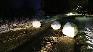 Unbekannte legten Schneekugeln auf die Straße in Harrislee, Schleswig-Holstein