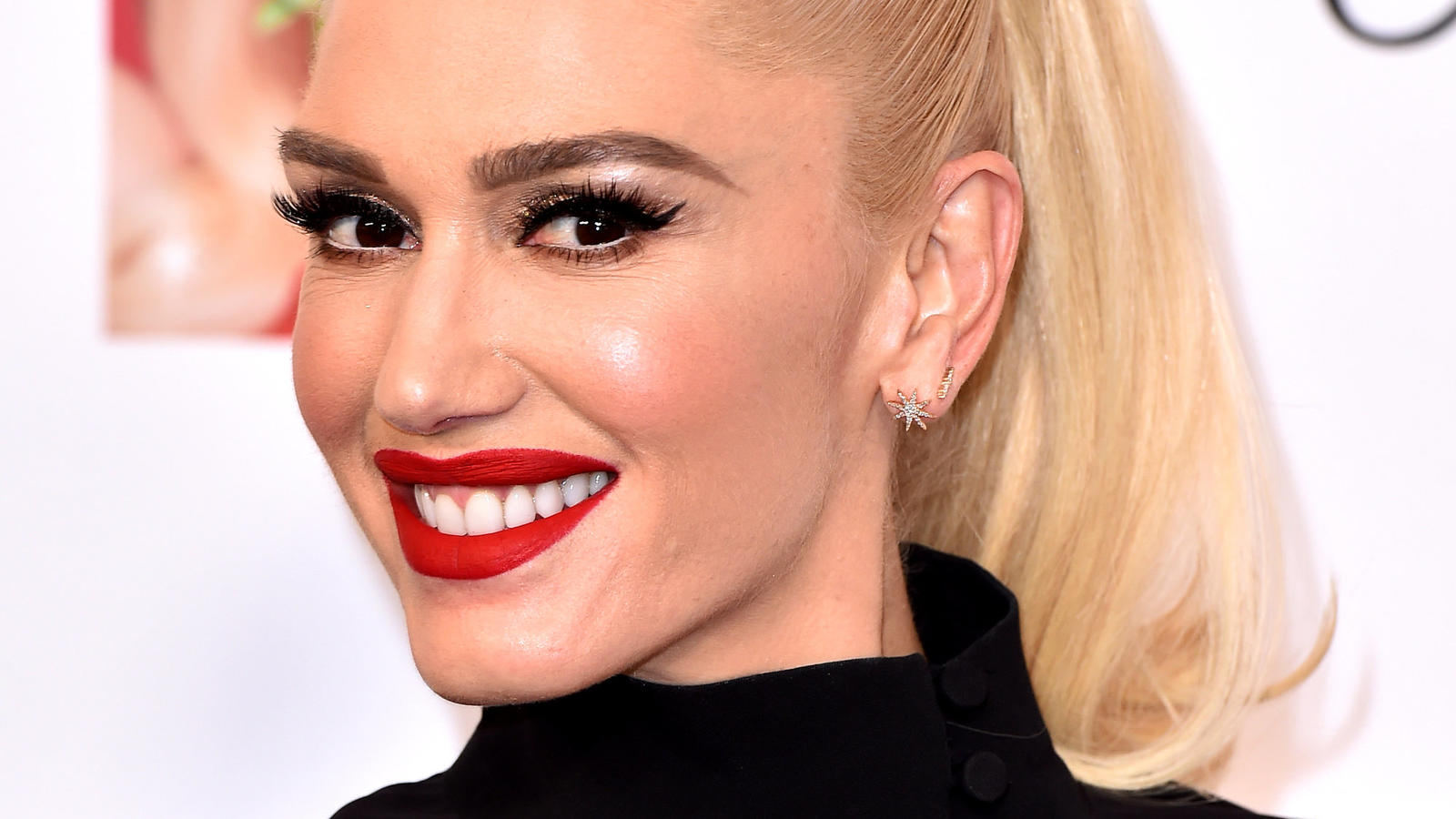 So kennt man Gwen Stefani: Blonde Haare und rote Lippen. 
