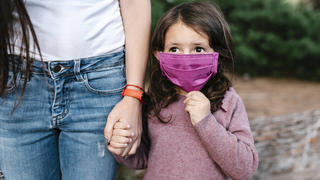  Daughter wearing protective mask and holding hand of her mother model released Symbolfoto EGAF00272