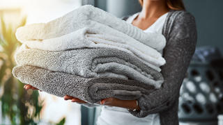 Frau trägt große Handtücher