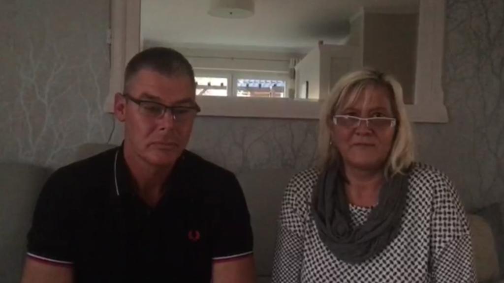 Frau und Mann auf Couch