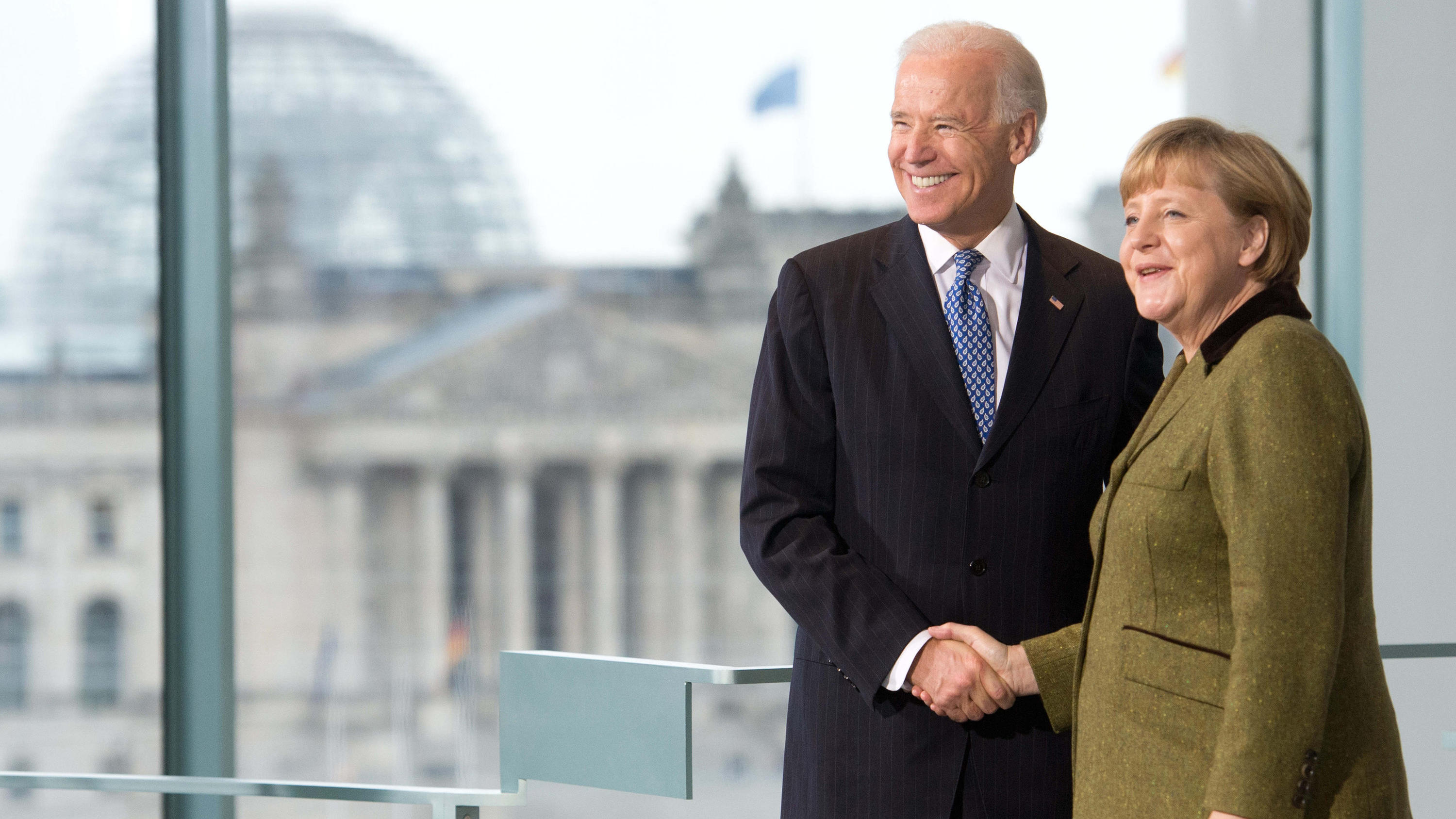 ARCHIV - 01.02.2013, Berlin: Bundeskanzlerin Angela Merkel (CDU) empfängt im Kanzleramt den damaligen US-Vizepräsidenten Joe Biden. (zu dpa "100 Tage Vollgas - Biden hat zum Start viel vor") Foto: picture alliance / dpa +++ dpa-Bildfunk +++