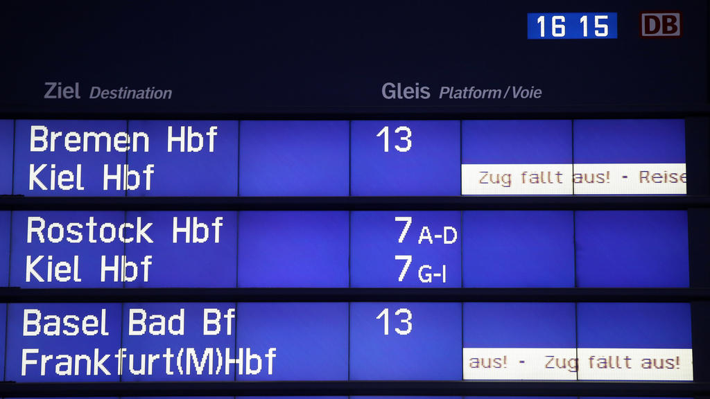 06.02.2021, Hamburg: Auf einer Anzeigentafel im Hamburger Hauptbahnhof wird auf Zugausfälle hingewiesen. Die Deutsche Bahn hat angesichts des prognostizierten Wintereinbruchs am Wochenende in Deutschland Anpassungen im Fahrplan vorgenommen. Auch mehr