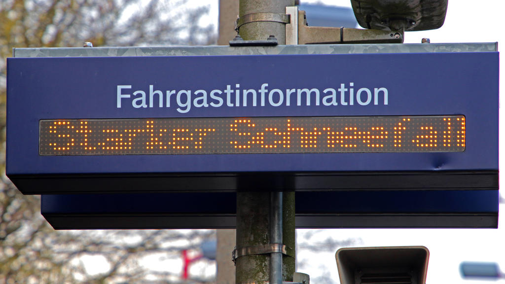 Warnung der Deutschen Bahn vor einem Unwetter Systeme zur Fahrgastinformation zeigen einen Hinweis auf bevorstehende starke Schneefälle und möglichen Behinderungen beim Bahnverkehr Nordrhein-Westfalen Deutschland *** Deutsche Bahn warning of a storm