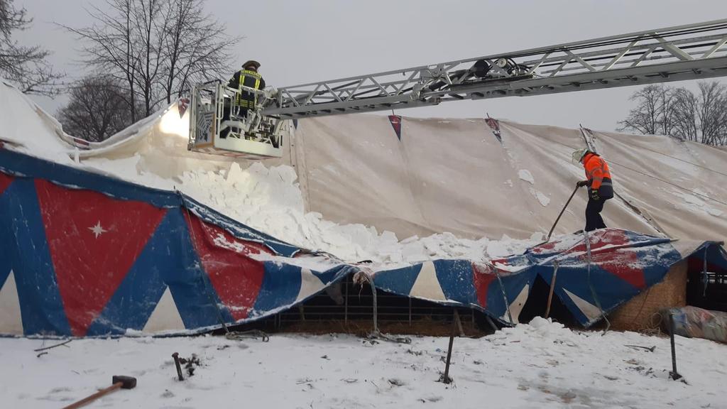 Ein Zirkuszelt in Wuppertal ist unter den Schneemassen eingestürzt
