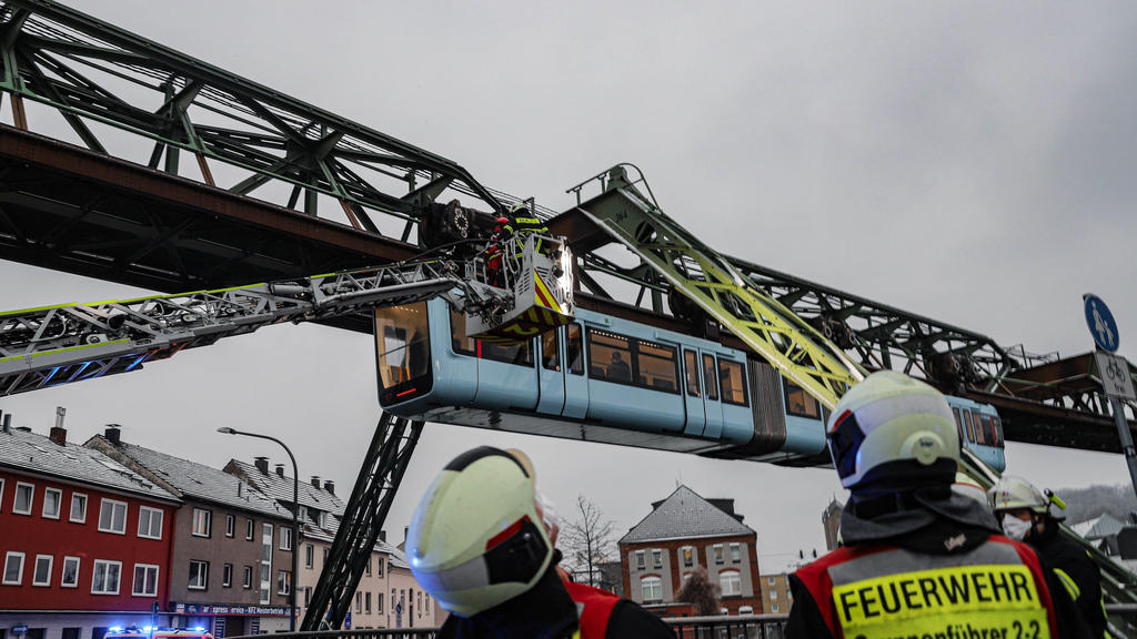 Bergungsarbeiten bei einer Schwebebahn in Wuppertal