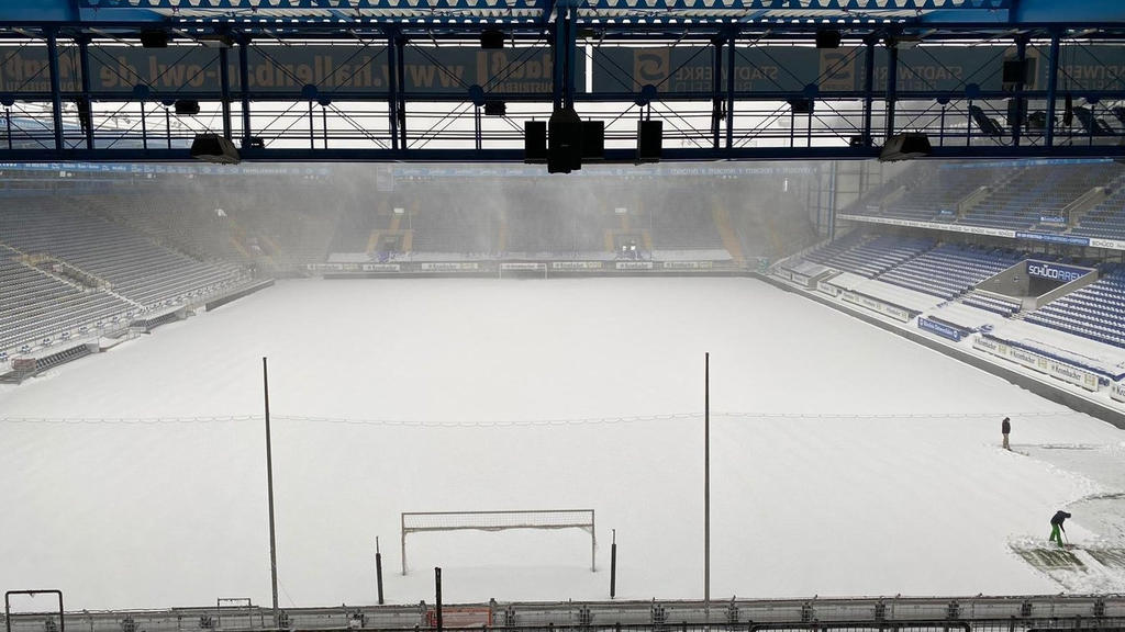 HANDOUT - 07.02.2021, Nordrhein-Westfalen, Bielefeld: Fußball: Bundesliga, Arminia Bielefeld - Werder Bremen, 20. Spieltag, Schüco Arena. Blick in das völlig verschneite Stadion. (zu dpa "Bundesliga-Partie von Arminia Bielefeld gegen Bremen gefährdet