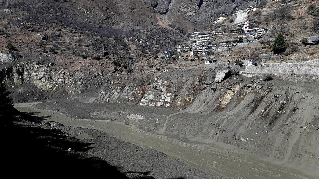 07.02.2021, Indien, Reni: Schlamm und Schmutz fließen im Dhauliganga-Fluss. Nachdem ein Teil des Nanda-Devi-Gletschers im nördlichen Bundesstaat Uttarakhand abgebrochen und in einen Fluss gefallen ist, kam es zu einer massiven Sturzflut im Chamoli-Di