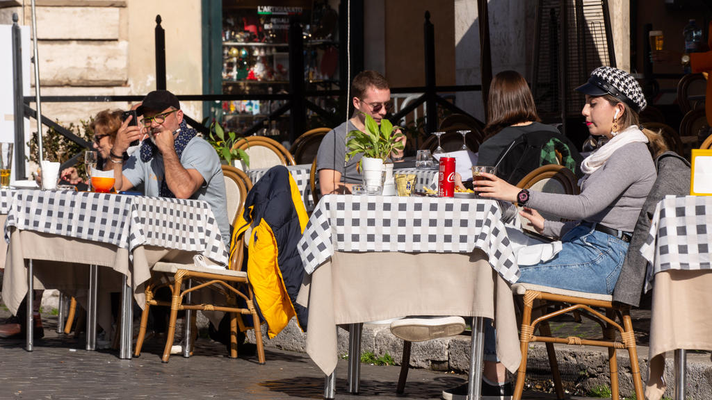 Coronavirus in Italien, Eindrücke aus Rom Italy: Restaurants and bars reopen in Rome From yesterday, February 1, 2021, until 6 pm, people can again consume in bars and restaurants Rome Italy Copyright: MatteoxNardone
