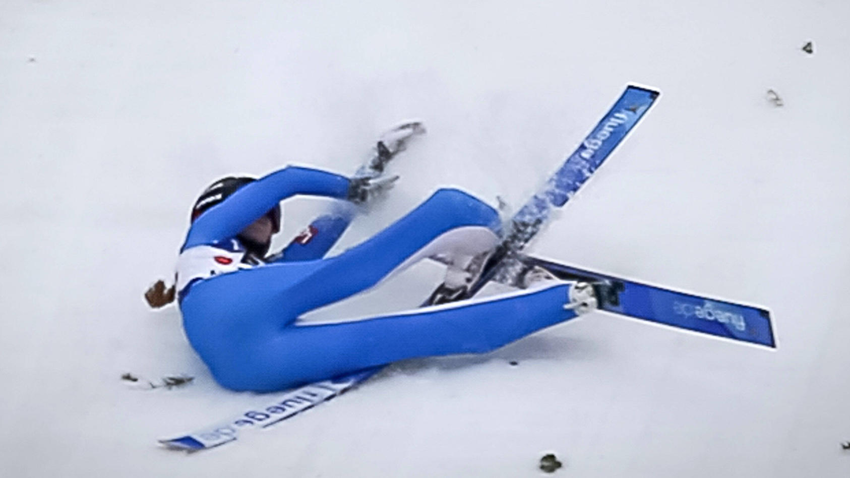 Heftiger Sturz beim Skispringen: Eirin Maria Kvandal muss ins Krankenhaus.