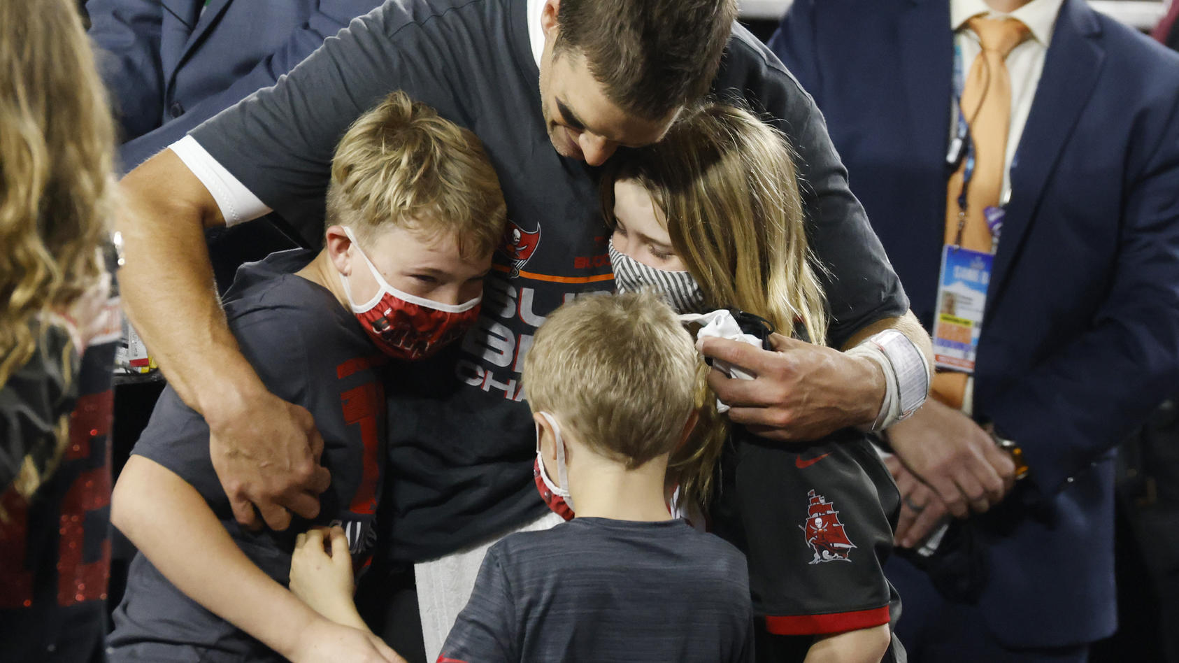 Papa ist der Größte! Tom Brady schließt seine Kinder nach dem Sieg in die Arme.