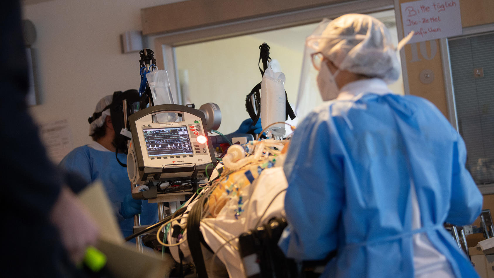 Das Team eines Intensivtransportwagens fährt auf einer Intensivstation des RKH Klinikum Ludwigsburg einen Covid-19-Patienten, der aus einem anderen Krankenhaus verlegt wurde, auf einer Intensivtrage