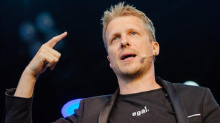 ARCHIV - 07.05.2020, Niedersachsen, Hannover: Der Comedian Oliver Pocher steht auf der Bühne im Autokino am Schützenplatz. (zu dpa "Instagrammerin will Pocher wegen Beitrag über Party verklagen") Foto: Ole Spata/dpa +++ dpa-Bildfunk +++