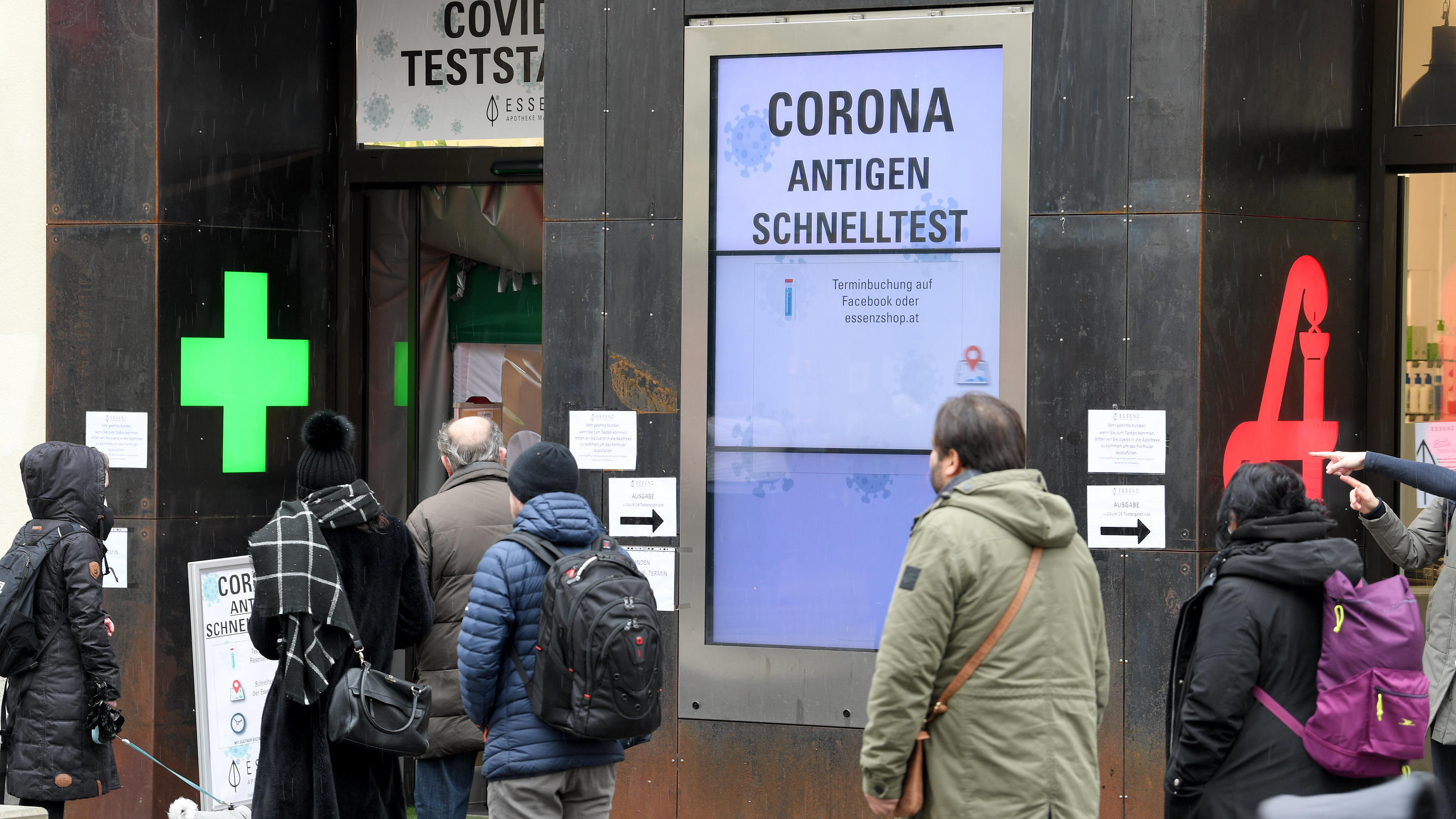 08.02.2021, Österreich, Wien: Menschen warten vor einer Covid-Teststation in einer Apotheke, um sich mit Antigen-Schnelltests auf das Coronavirus testen zu lassen. Nach sechs Wochen Lockdown aufgrund der Corona-Pandemie öffnen in Österreich ab 08.02.
