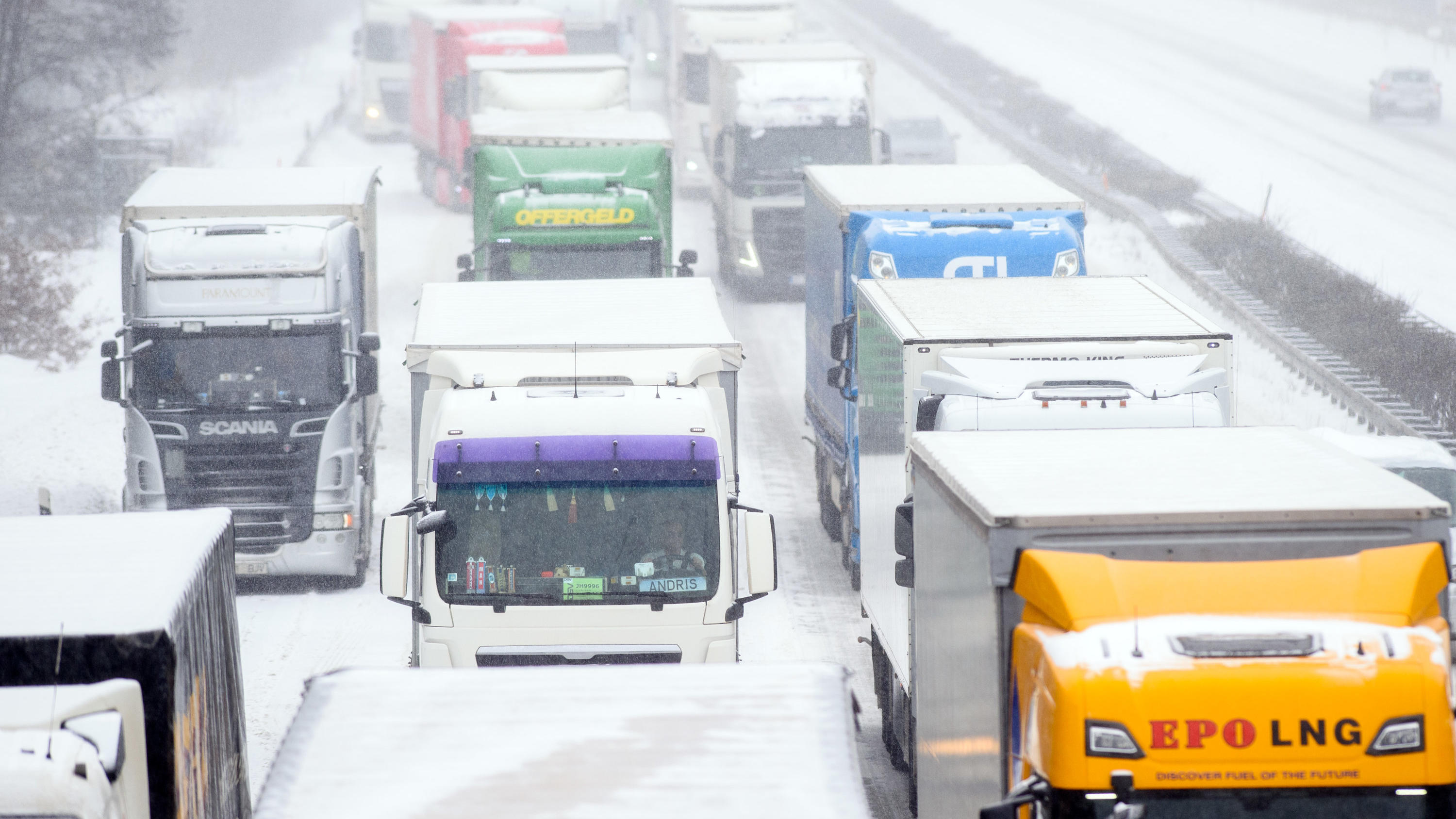 08.02.2021, Sachsen-Anhalt, Möckern: Lastwagen stauen sich auf der A2 an einer Unfallstelle. Bei frostigen Temperaturen kann es den ganzen Tag immer wieder schneien. Foto: Klaus-Dietmar Gabbert/dpa-Zentralbild/dpa +++ dpa-Bildfunk +++