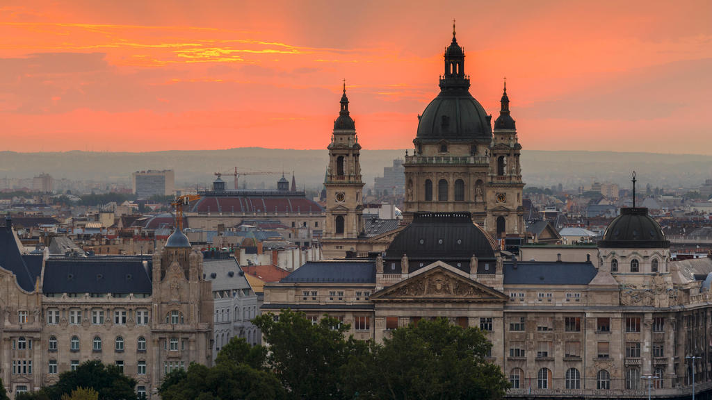 Morning view of St. Stephen s Basilica in Budapest, Hungary. Budapest, Hungary PUBLICATIONxINxGERxSUIxAUTxONLY CR_GOCY200110D-280818-01