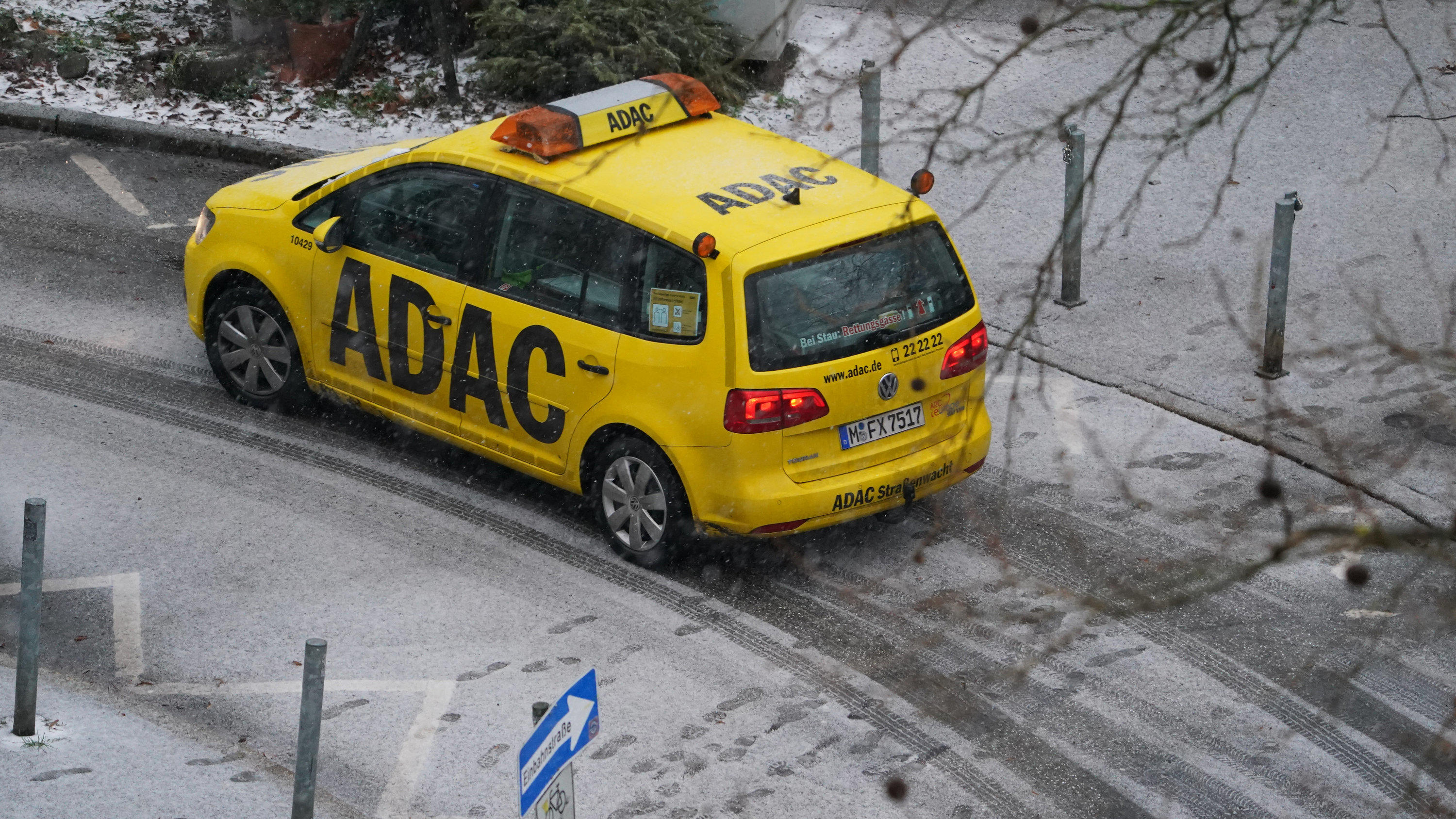 13.01.2021, Hamburg: Ein Fahrzeug der ADAC-Pannenhilfe fährt durch den Stadtteil Eimsbüttel. Foto: Marcus Brandt/dpa +++ dpa-Bildfunk +++