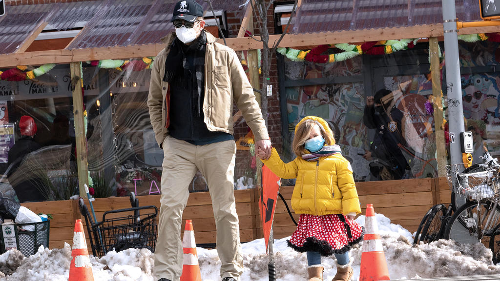Bradley Cooper mit seiner Tochter im Schnee unterwegs