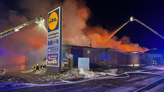 09.02.2021, Niedersachsen, Aurich: Die Feuerwehr bekämpft von Drehleitern aus den Brand in einem Lidl Supermarkt. Foto: -/Nord-West-Media/dpa +++ dpa-Bildfunk +++