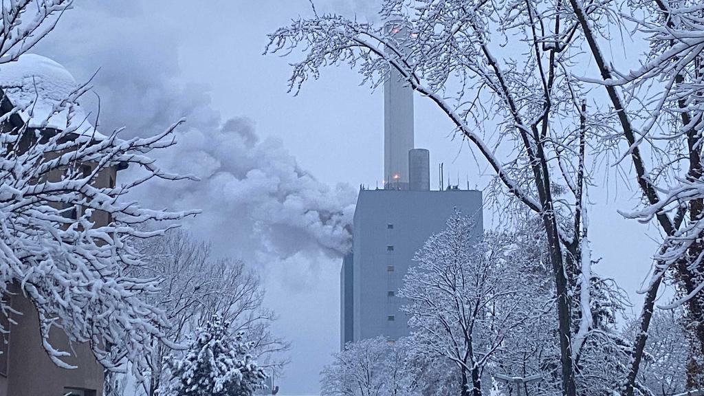 08.02.2021, Bayern, Nürnberg: Rauchwolken stehen über einem Kraftwerk des Versorgers Uniper. Über das Ausmaß des Unglücks konnte ein Sprecher der Nürnberger Feuerwehr zunächst keine Angaben machen. Foto: Bauernfeind/NEWS5/dpa +++ dpa-Bildfunk +++