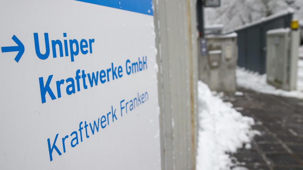 09.02.2021, Nürnberg: Die Einfahrt zum Großkraftwerk des Großkraftwerks im Nürnberger Stadtteil Gerbersdorf am Morgen nach einem Brand. Der Brand war am Montagabend, den 08.02.2021 im Erdgeschoss des Kraftwerksblocks I des Betreibers Uniper ausgebroc
