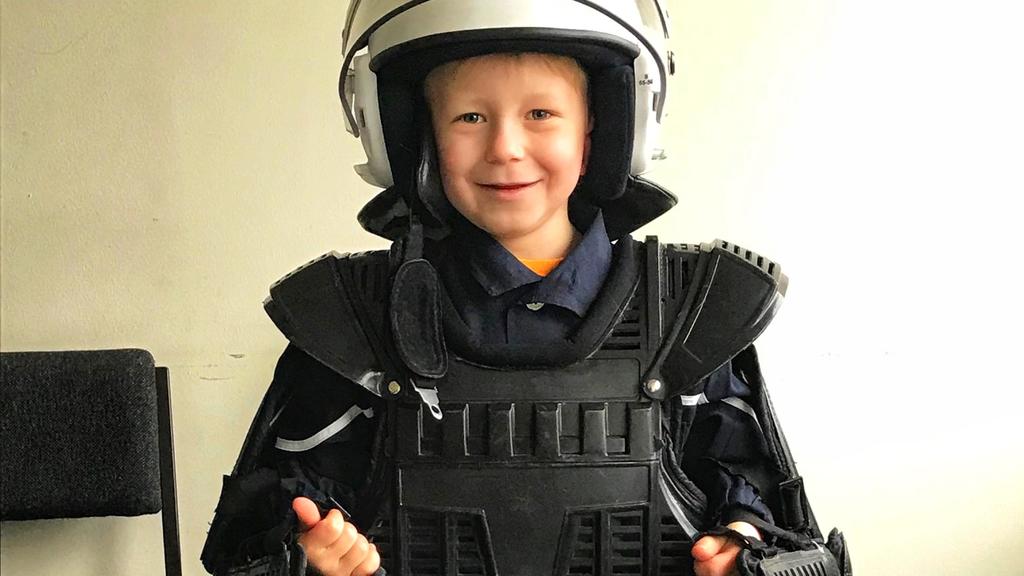 Ben (7) bei der Berliner Polizei