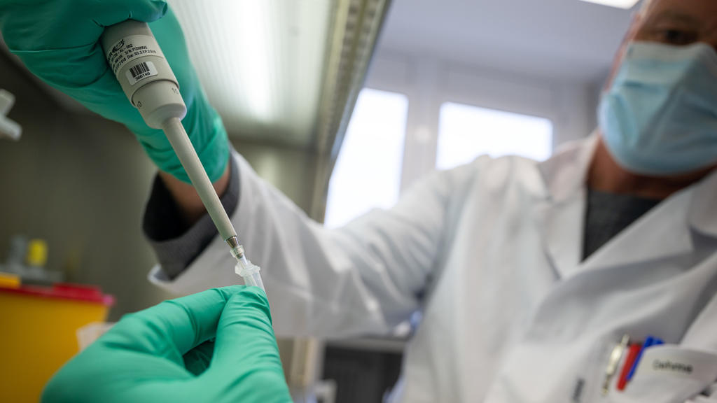 03.02.2021, Baden-Württemberg, Stuttgart: Ein Forscher zeigt im Landesgesundheitsamt Baden-Württemberg, wie ein PCR-Test für die Analyse auf Mutationen des Coronavirus vorbereitet wird. Foto: Sebastian Gollnow/dpa +++ dpa-Bildfunk +++