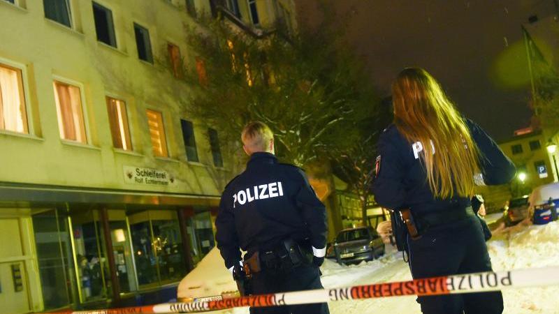 Polizisten sperren einen Tatort in der Innenstadt von Peine ab. Foto: Ralf Büchler/dpa